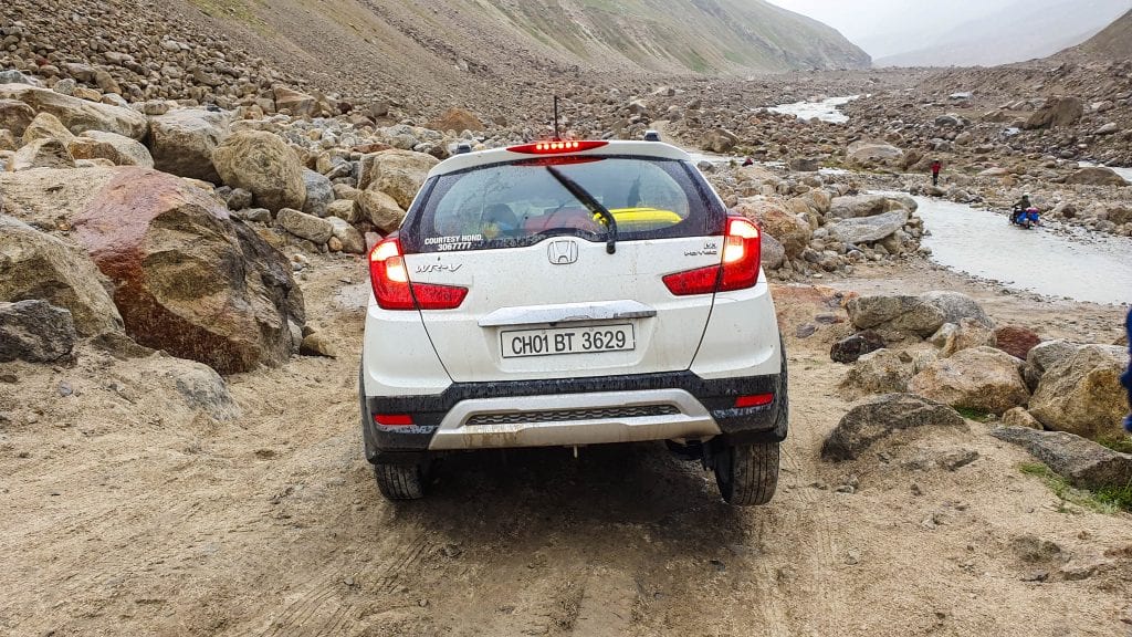 Car gets stuck on way to Spiti Valley. 