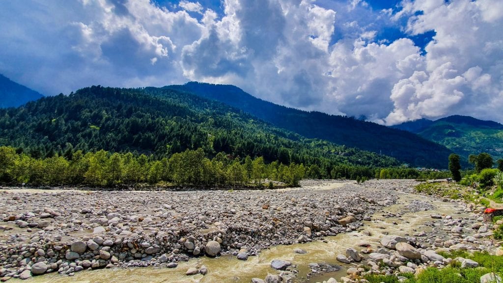 If you have one day in Manali, you can spend some time beside the Beas River in Manali. 