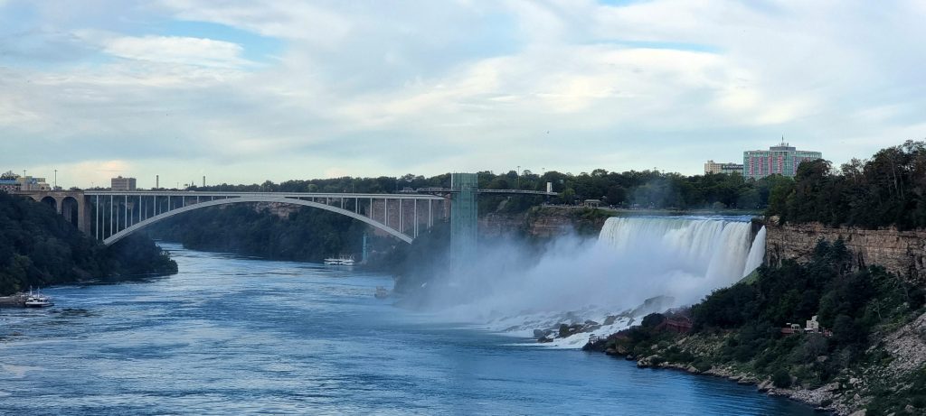 Rainbow bridge in Niagara Falls