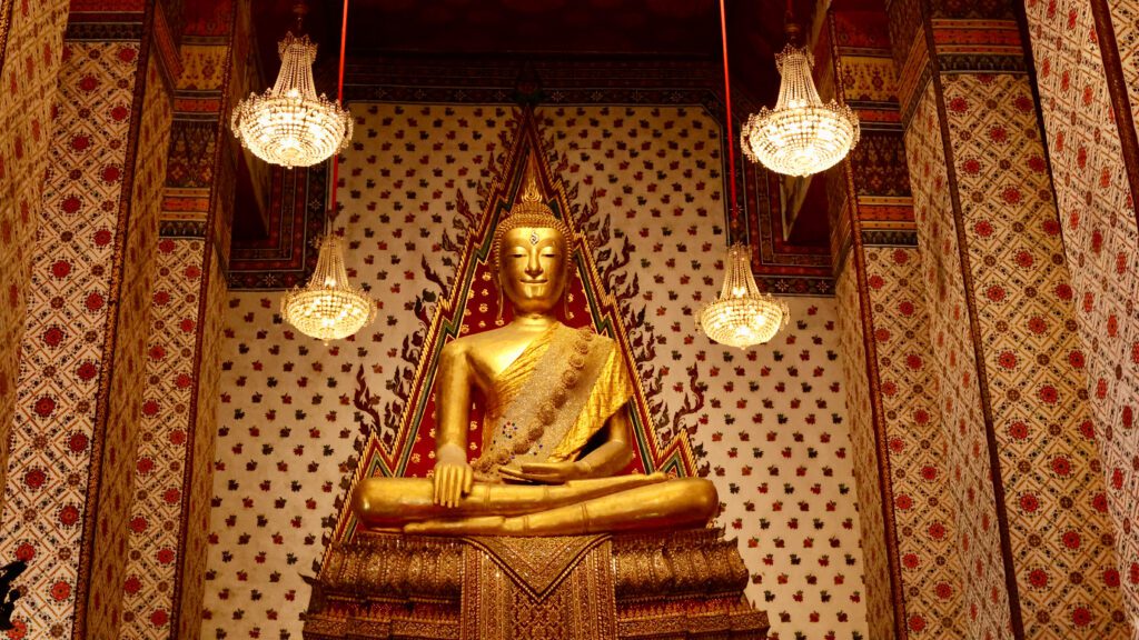 Large Buddha statue in Wat Arun