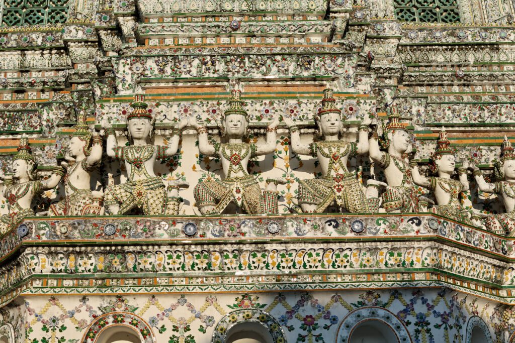 방콕 왓 아룬(Wat Arun Bangkok)의 도자기 디자인